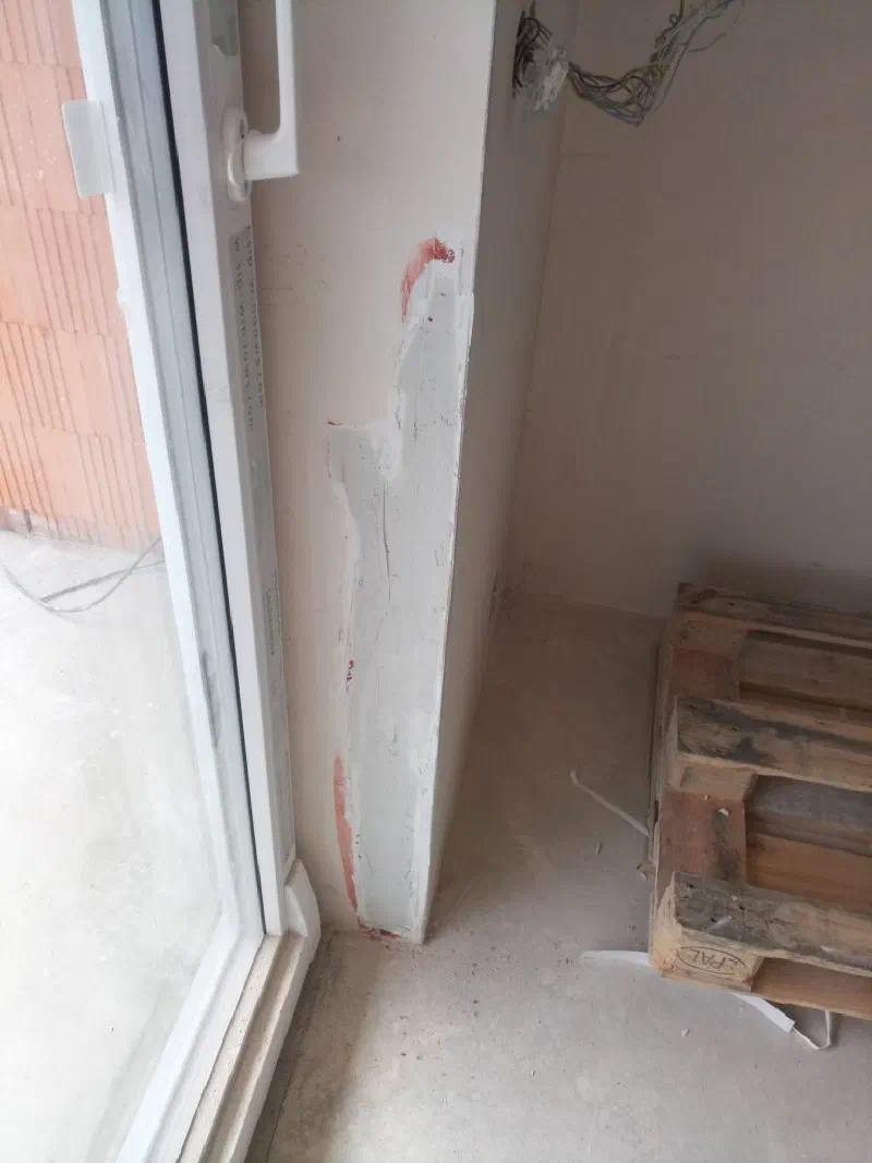 Emergency pre kamaráta: sadru vždy opravíš, aj také praskliny, ak statika nepustí – fotka 24