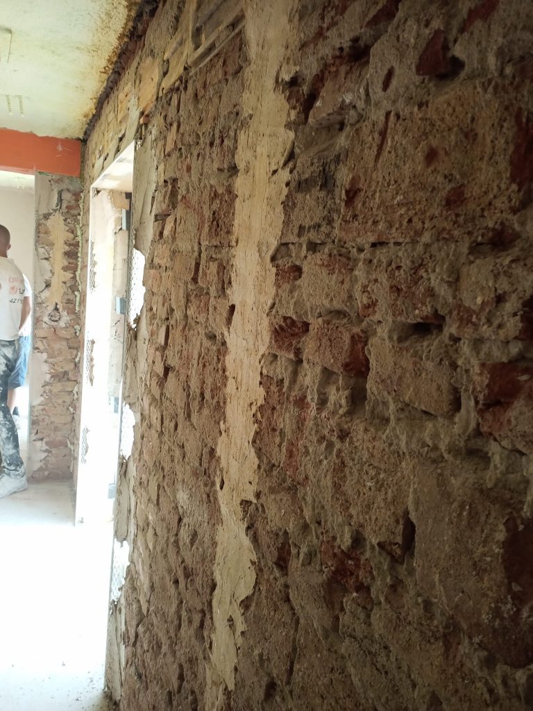 Pred a po, rekonštrukcia Lopúchov: potery, striekaná izolácia aj sádrové omietky, všetko odovzdané k spokojnosti majiteľa