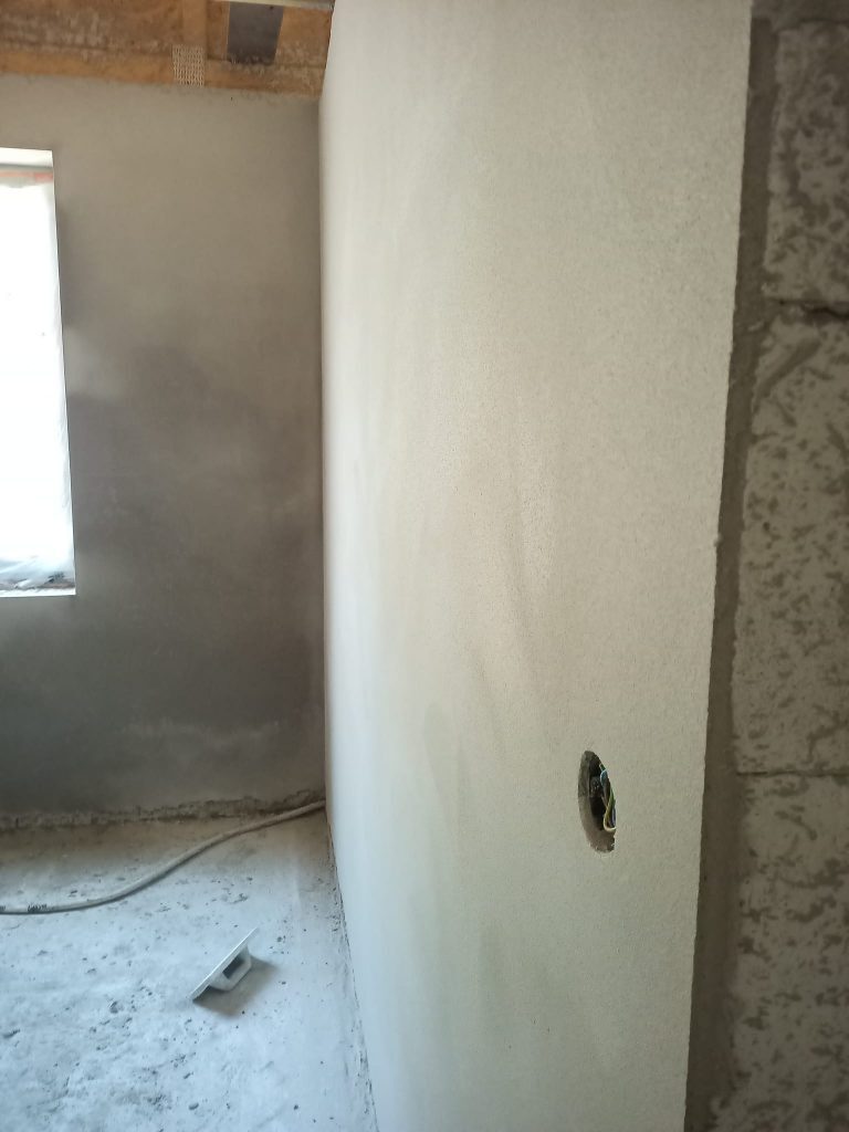 Vyšný Hrušov, aj tam sme odovzdali k spokojnosti zákazníka MPI 25 cem-vap omietku, čaká nás ešte poter a máme hotovo